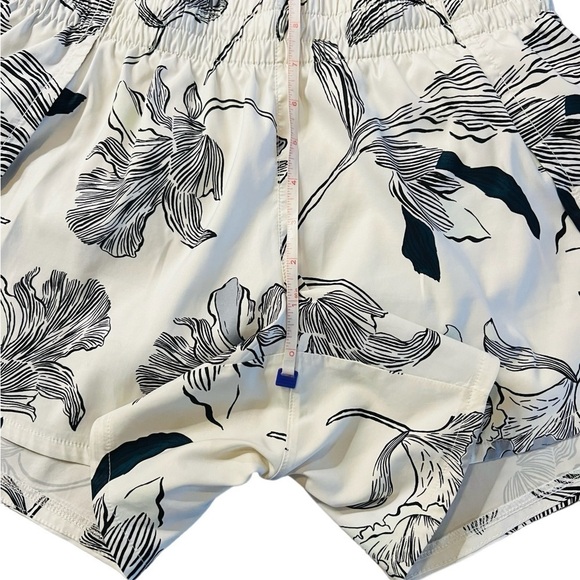 ATHLETA WOMEN’S WHITE & BLACK TROPICAL PATTERN ATHLETIC SHORTS SIZE SMALL - Picture 7 of 15